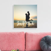 Stolen Foto. Naam en Jaar Typografie. Canvas Afdruk (Insitu (Woonkamer))