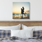 Stolen Foto. Naam en Jaar Typografie. Canvas Afdruk (Insitu (Slaapkamer))