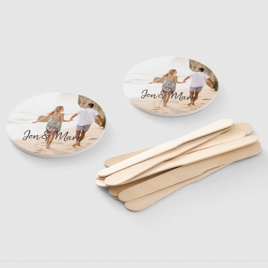 Stolen Foto. Naam en Jaar Typografie. Handwaaier (Niet-gemonteerd)