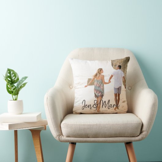 Stolen Foto. Naam en Jaar Typografie. Kussen (Stoel)