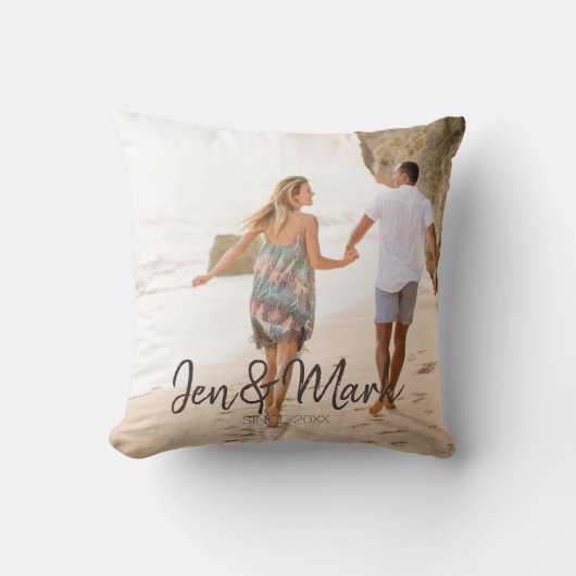 Stolen Foto. Naam en Jaar Typografie. Kussen (Voorkant)