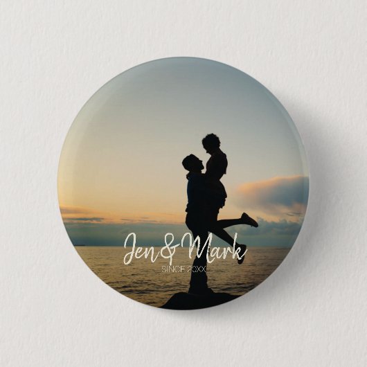 Stolen Foto. Naam en Jaar Typografie. Ronde Button 5,7 Cm (Voorkant)