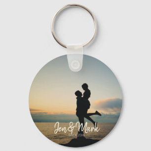 Stolen Foto. Naam en Jaar Typografie. Sleutelhanger