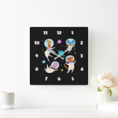 Stomme astronautdieren die in de ruimte zweven vierkante klok (Huis)