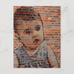 Stomme baby op de muur. briefkaart