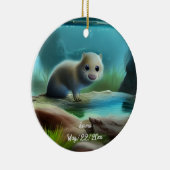 Stomme baby otter in vijver - personaliseerbaar keramisch ornament (Rechts)