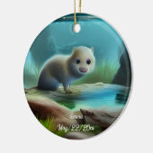 Stomme baby otter in vijver - personaliseerbaar keramisch ornament (Links)