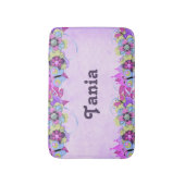 Stomme bloemen en vlinders op roze badmat (Voorkant Verticaal)