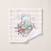 Stomme Bunny in een mand met eieren en bloemen Bad Handdoek (Wasdoekje)