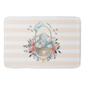 Stomme Bunny in een mand met eieren en  bloemen Badmat (Voorkant)