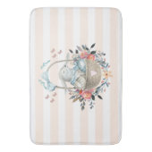 Stomme Bunny in een mand met eieren en  bloemen Badmat (Voorkant Verticaal)