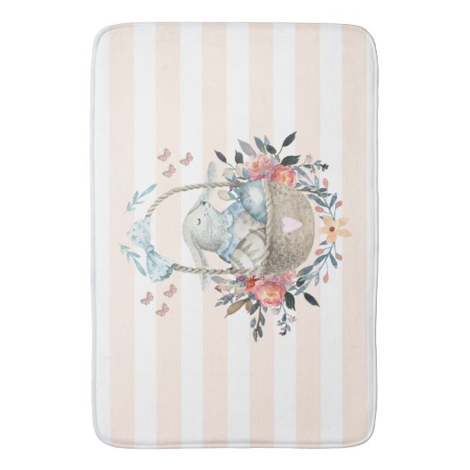 Stomme Bunny in een mand met eieren en  bloemen Badmat (Voorkant Verticaal)