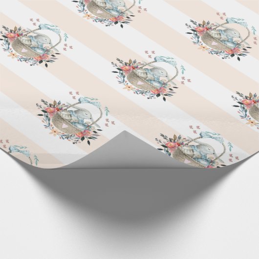 Stomme Bunny in een mand met eieren en  bloemen Cadeaupapier (Hoek)