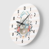 Stomme Bunny in een mand met eieren en  bloemen Grote Klok (Hoek)