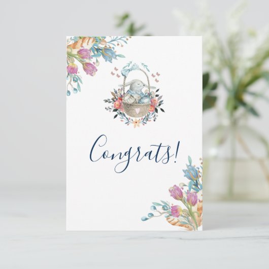 Stomme Bunny in een mand met eieren en  bloemen Kaart (Staand voorkant)