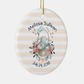 Stomme Bunny in een mand met eieren en  bloemen Keramisch Ornament (Rechts)