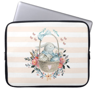 Stomme Bunny in een mand met eieren en bloemen Laptop Sleeve
