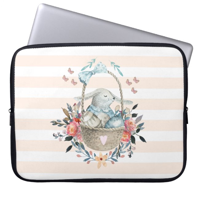 Stomme Bunny in een mand met eieren en  bloemen Laptop Sleeve (Voorkant)