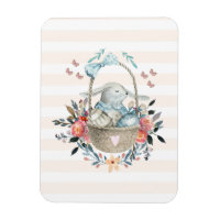 Stomme Bunny in een mand met eieren en  bloemen