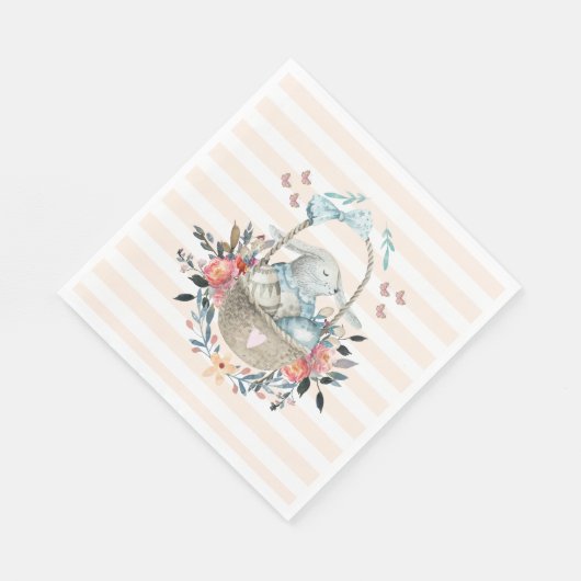 Stomme Bunny in een mand met eieren en bloemen Servet (Hoek)