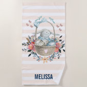 Stomme Bunny in een mand met eieren en bloemen Strandlaken (Voorkant)