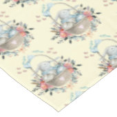 Stomme Bunny in een mand met eieren en  bloemen Tafelkleed (Gekanteld)