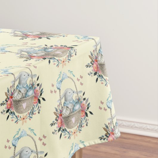 Stomme Bunny in een mand met eieren en  bloemen Tafelkleed (Voorbeeld)