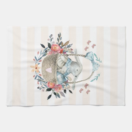 Stomme Bunny in een mand met eieren en  bloemen Theedoek (Horizontaal)