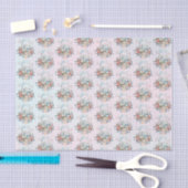 Stomme Bunny in een mand met eieren en bloemen Tissuepapier (Craft)