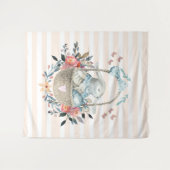 Stomme Bunny in een mand met eieren en bloemen Wandkleed (Voorkant (horizontaal))