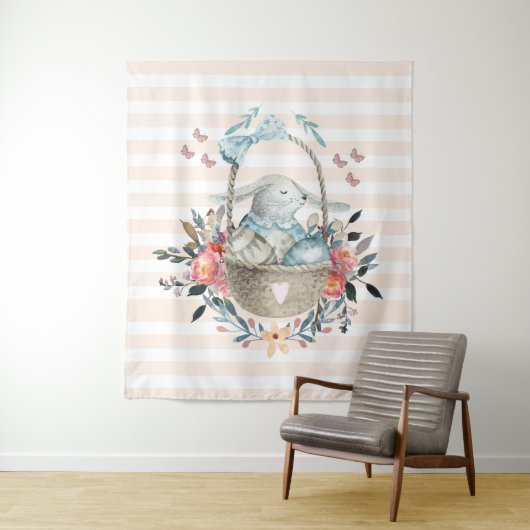 Stomme Bunny in een mand met eieren en  bloemen Wandkleed (In situ)