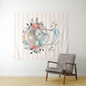 Stomme Bunny in een mand met eieren en bloemen Wandkleed (In Situ (horizontaal))