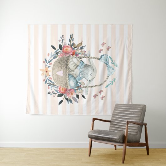 Stomme Bunny in een mand met eieren en  bloemen Wandkleed (In Situ (horizontaal))