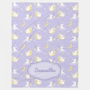 Stomme bunny met maan en sterren en de baby aan de fleece deken
