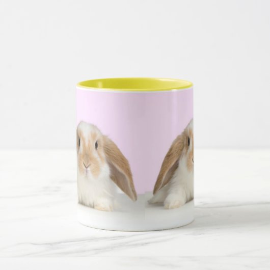 Stomme bunny op een gele mok (Midden)