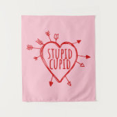 Stomme Cupido Hart Met Pijlen Grappig Sarcasme Wandkleed (Voorkant)