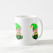 Stomme elf met een pot goud en gelukshamrock koffiemok (Voorkant rechts)