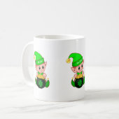 Stomme elf met een pot goud en gelukshamrock koffiemok (Voorkant links)