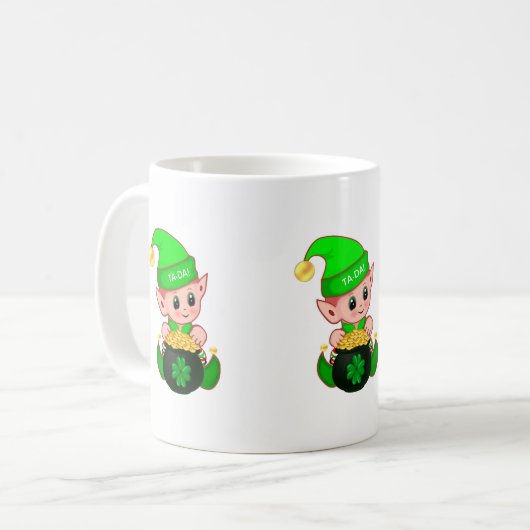 Stomme elf met een pot goud en gelukshamrock koffiemok (Voorkant links)