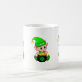 Stomme elf met een pot goud en gelukshamrock koffiemok (Center)