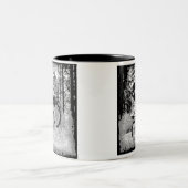 Stomme fietsen in de bossen tweekleurige koffiemok (Center)