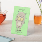 Stomme glimlachende hamster met pinda-cartoon reclamebord met voetstuk (Insitu)