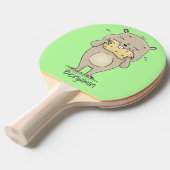 Stomme glimlachende hamster met pinda-cartoon tafeltennisbatje (Voorkant Gekanteld)
