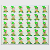 Stomme groene elf en een pot goud op pastelkleuren cadeaupapier (Vlak)