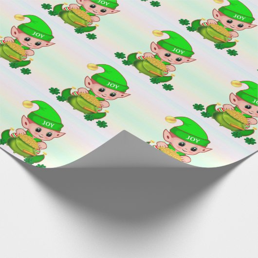 Stomme groene elf en een pot goud op pastelkleuren cadeaupapier (Hoek)