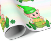 Stomme groene elf en een pot goud op pastelkleuren cadeaupapier (Rol Hoek)