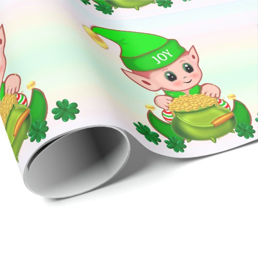 Stomme groene elf en een pot goud op pastelkleuren cadeaupapier (Rol Hoek)
