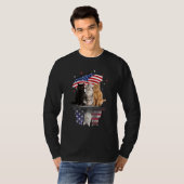 Stomme katten onder Amerikaans paraplu op regenach T-shirt (Voorkant volledig)
