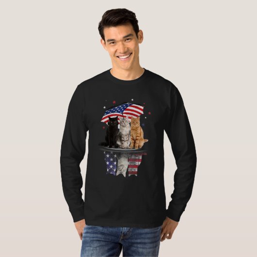 Stomme katten onder Amerikaans paraplu op regenach T-shirt (Voorkant volledig)