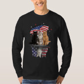 Stomme katten onder Amerikaans paraplu op regenach T-shirt (Voorkant)